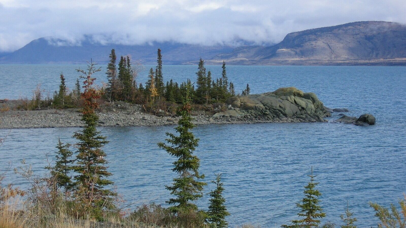 Kluane Lake, Yukon Territory, Canada. Wikimedia: https://commons.wikimedia.org/wiki/File:Kluane_Lake_YT_2005.jpg